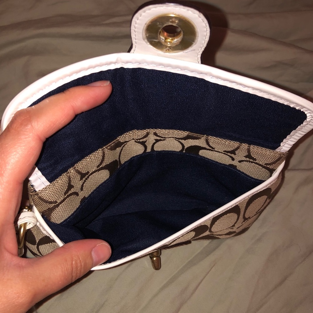 HOST PICK 👜 Brown & White Coach Logo Wristlet - Picture 6 of 6